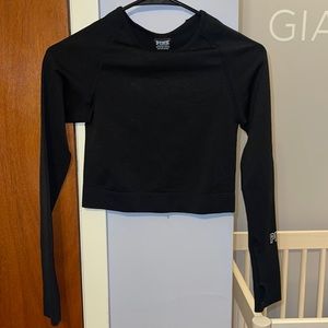 Seamless black crop top workout